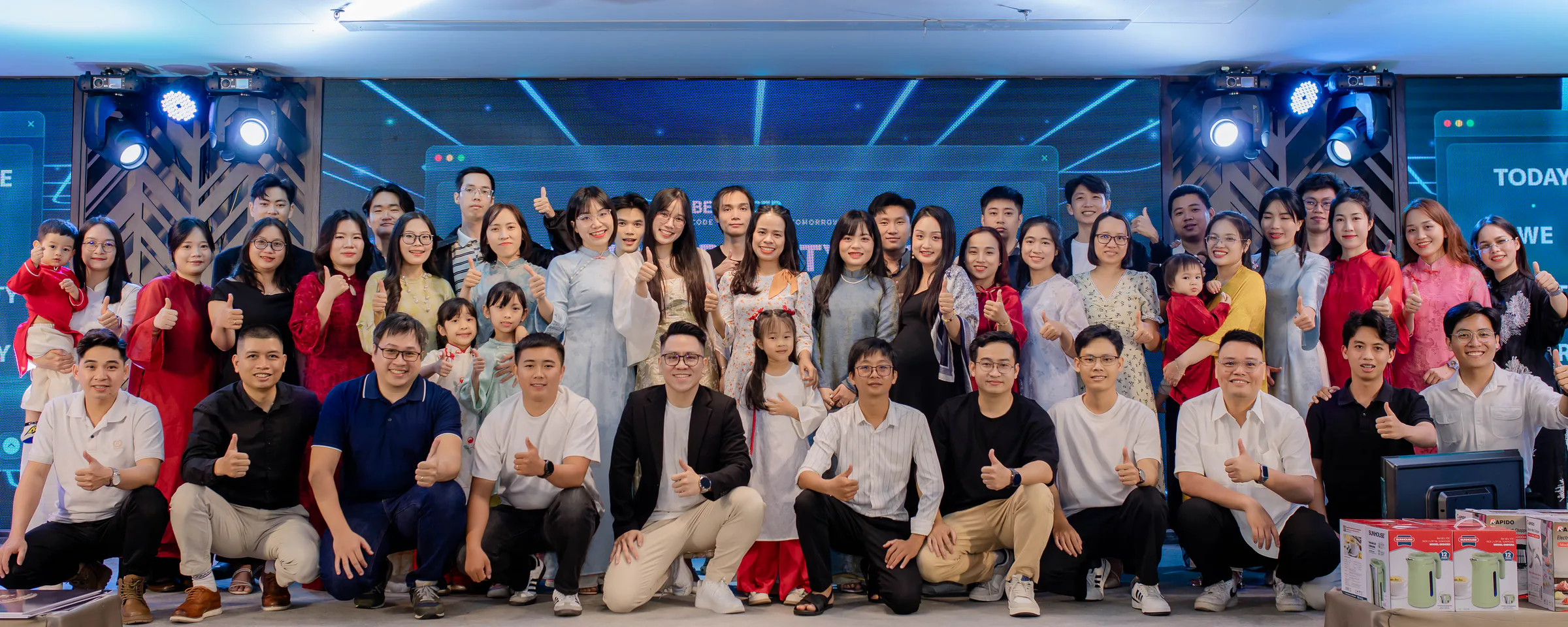 Các thành viên Be A Racer và gia đình cùng nhau tại sự kiện công ty